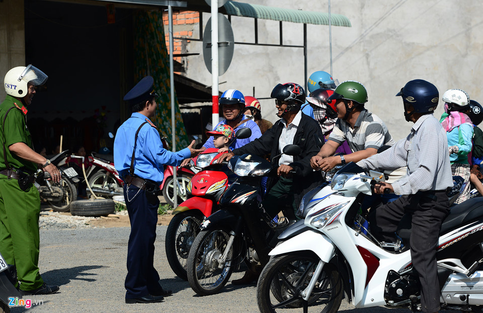 Người miền Tây đội nắng xem khánh thành cầu 3.000 tỷ